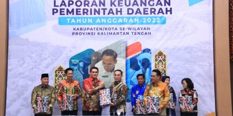 FOTO: IST/MATAKALTENG - Badan Pemeriksa Keuangan (BPK) Perwakilan Kalimantan Tengah (Tengah), menyerahkan LHP kepada Pj Bupati Anang Dirjo.