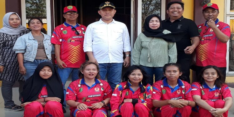FOTO:TAUFIK/MAYAKALTENG - Pj Bupati Barsel Deddy Winarwan Didampingi Ketua KONI Barsel Kunjungi Pemondokan Seluruh Atlit Asal Barsel di Sampit.