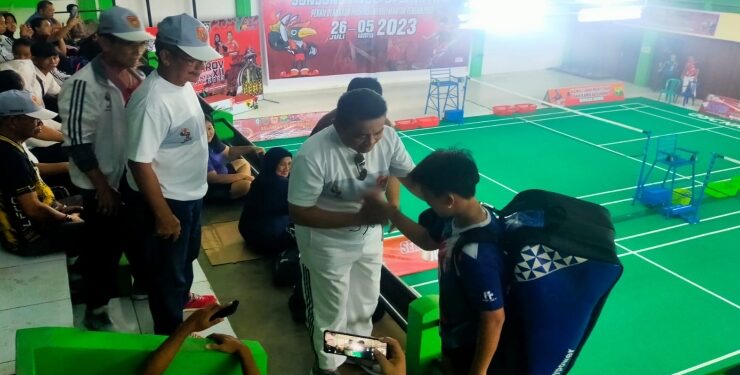 FOTO : GA/MATAKALTENG - Tunggal putri Kotawaringin Barat Loisa Brita Christi yang menang atas tunggal putri Sukamara mendapat ucapan selamat dari Pj Bupati Kobar Budi Santosa, Kamis 27 Juli 2023.