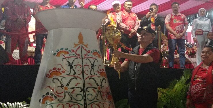 FOTO : DEVIANA/MATAKALTENG - Pembukaan Porprov Kalteng XII diawali dengan dinyalakan obor oleh Gubernur Kalteng Sugianto Sabran, Rabu 26 Juli 2023.
