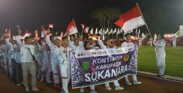 FOTO : AKH/MATAKALTENG - Devile Kontingen Porprov Kalteng pada pembukaan Porprov XII di Stadion 29 November Sampit, Rabu 26 Juli 2023 malam.