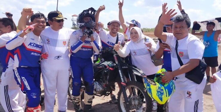 FOTO : GA/MATAKALTENG - Pj Bupati Kobar Budi Santosa dan Ketua KONI Kobar Hj Nurhidayah meluapkan kegembiraan bersama tim pebalap motor Kobar di lintasan Sirkuit Sahati, Kotim, 27 Juli 2023.