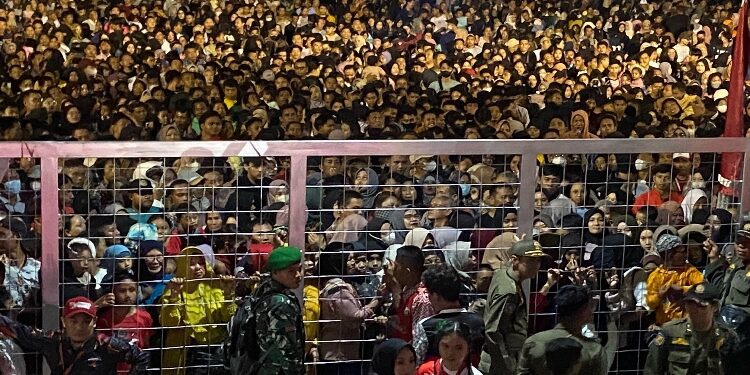 FOTO: DIAN/MATA KALTENG - Masyarakat yang memadati stadion 29 November untuk menyaksikan pembukaan Porprov XII 2023, Rabu 26 Juli 2023.