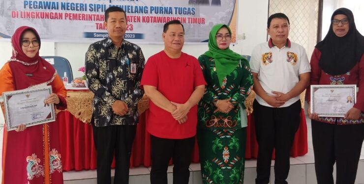 FOTO : DEVIANA/MATAKALTENG - Bupati Kotim Halikinnor didampingi wakilnya Irawati dan Sekda Kotim Fajrurrahman saat bersama ASN purna tugas, Kamis 27 Juli 2023.