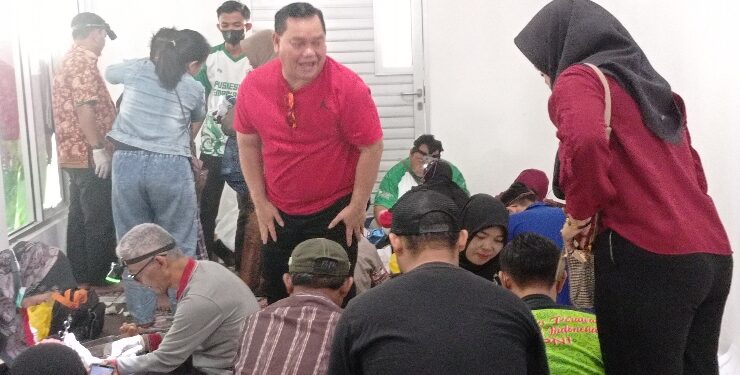FOTO : DEVIANA/MATAKALTENG - Bupati Kotim Halikinnor saat meninjau langsung pelaksanaan sunatan massal di MPP, Sampit, Kamis 27 Juli 2023.