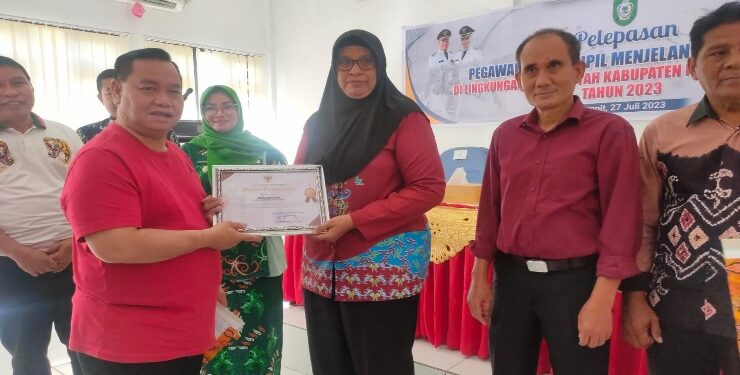FOTO : DEVIANA/MATAKALTENG - Bupati Kotim Halikinnor saat menyerahkan SK kepada ASN purna tugas, Kamis 27 Juli 2023.