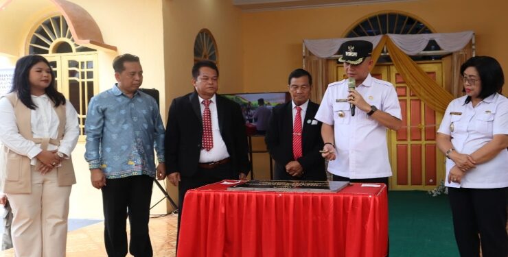 FOTO : DISKOMINFO SANTIK/MATA KALTENG - Bupati Gumas Jaya S Monong didampingi Wakil Bupati Efrensia LP Umbing ketika melakukan penandatanganan prasasti pada acara peresmian dan pentahbisan GPT Mawar Saron Tewang Pajangan, Kamis, 27 Juli 2023.