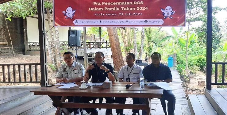 FOTO : SID/MATA KALTENG - Ketua KPU Kabupaten Gumas Stepenson didamping Komisioner KPU Elfrinst G Tumon, Anlekar Sigap, dan Yepta H Jinal, ketika membuka rakor pra pencermatan DCS, Kamis, 27 Juli 2023.