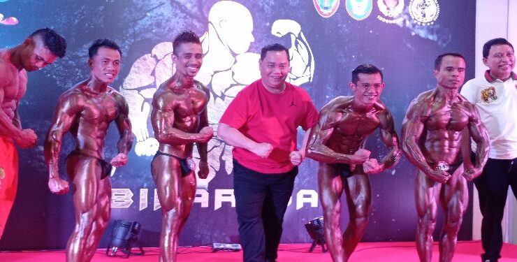 FOTO : DEVIANA/MATAKALTENG - Bupati Kotim Halikinnor saat bergaya seperti binaragawan, di Mall Sampit, Kamis 27 Juli 2023