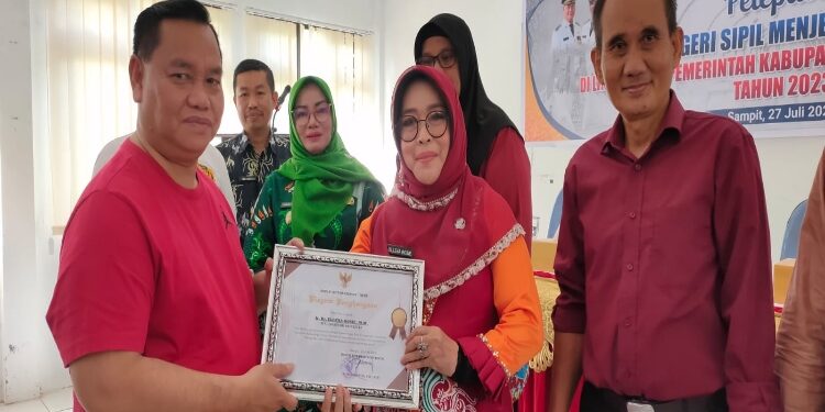 FOTO: DEVIANA/MATAKALTENG - Bupati Kotim Halikinnor saat menyerahkan SK kepada Ellena Rossie, Kamis 27 Juli 2023.