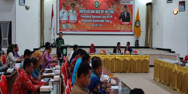 FOTO: IST/MATAKALTENG - Sekda Kotim Fajrurrahman saat membuka kegiatan Orientasi dan Kickoff Meeting Penyusunan Awal RPJPD tahun 2025-2045 di Aula Sei Mentaya Bappelitbangda, Jumat 28 Juli 2023