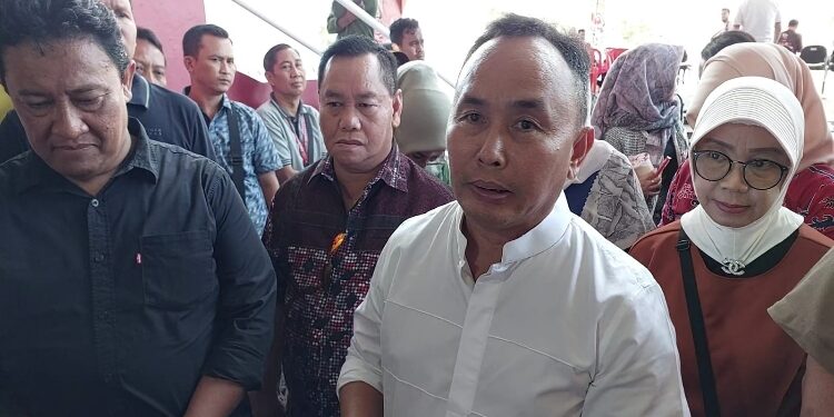 FOTO: DEVIANA/MATAKALTENG - Gubernur Kalteng, H Sugianto Sabran (baju putih) dan rombongan saat melihat jalannya pertandingan Porprov di Stadion 29 November Sampit morioedin=