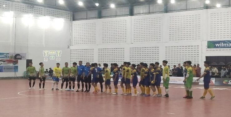 FOTO : AGUS/MATA KALTENG - Tim Futsal Palangka Raya (kostum biru kuning) saat berhadapan dengan Tim Futsal Kobar (baju Hijau putih) di babak penyisihan grup D Futsal Porprov Kalteng ke XII di Kota Sampit, Kamis, 27 Juli 2023 malam. 