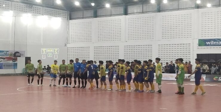 FOTO : AGUS/MATA KALTENG - Tim Futsal Palangka Raya (kostum biru kuning) saat berhadapan dengan Tim Futsal Kobar (baju Hijau putih) di babak penyisihan grup D Futsal Porprov Kalteng ke XII di Kota Sampit, Kamis, 27 Juli 2023 malam.