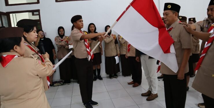 FOTO : DISKOMINFO SANTIK/MATA KALTENG - Ketua Kwarcab Gerakan Pramuka Gumas Mimie Mariatie Jaya S Monong ketika mengukuhkan majelis pembimbing dan pengurus saka bakti husada dinkes masa bakti 2023-2026, Jumat, 28 Juli 2023.