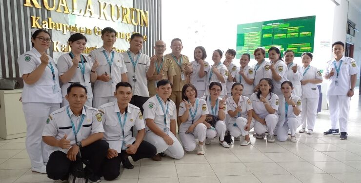 FOTO : RAHMATTAMBUN/MATA KALTENG - Kabid Keperawatan RSUD Kuala Kurun Rahmattambun ketika berfoto bersama dengan peserta orientasi, belum lama ini.
