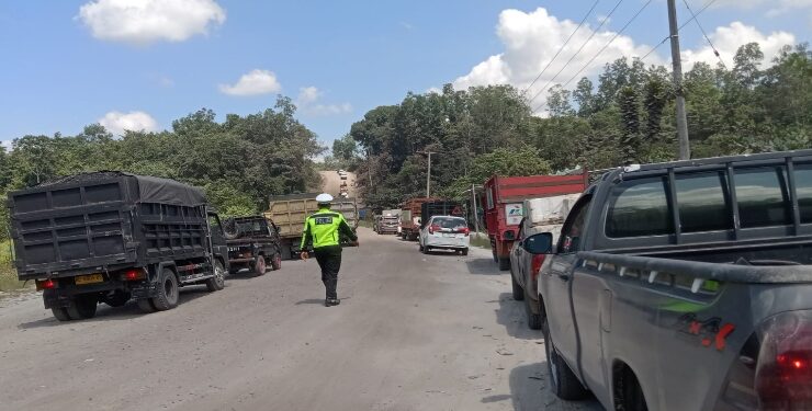 FOTO : HUMAS POLRES GUMAS/MATA KALTENG - Ratusan kendaraan truk angkutan PBS terjebak macet di ruas Jalan Kuala Kurun-Palangka Raya, tepatnya di Desa Pematang Limau, Kecamatan Sepang, Jumat, 28 Juli 2023.