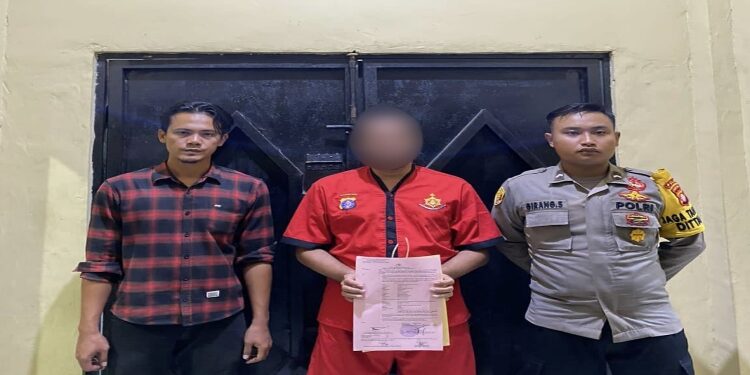FOTO: MATAKALTENG - Terduga pelaku HE, pada saat diamankan polisi.