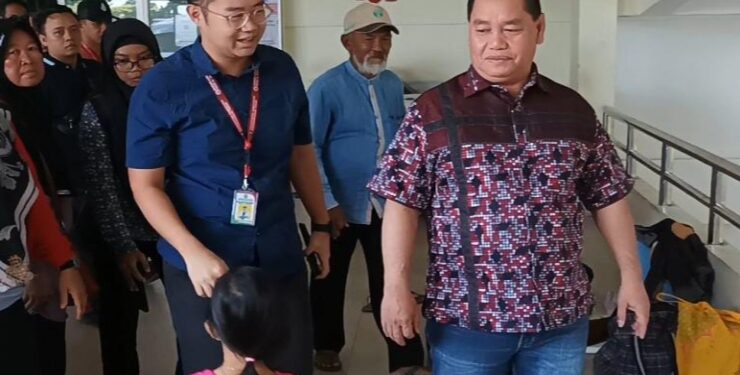FOTO : DEVIANA/MATAKALTENG - Bupati Kotim Halikinnor (kanan) saat tiba di RSUD dr Murjani Sampit untuk menjenguk atlet yang cidera saat bertanding, Jumat 28 Juli 2203.