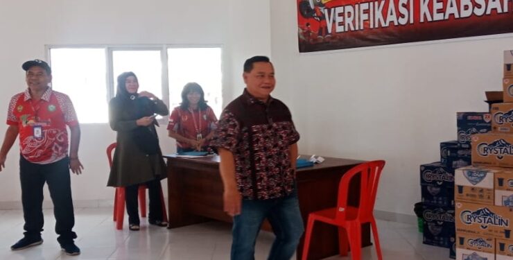 FOTO : IST/MATAKALTENG - Bupati Kotim Halikinnor saat memantau sekretariat panitia Porprov Kalteng di MPP, Sampit, Jumat 28 Juli 2023.