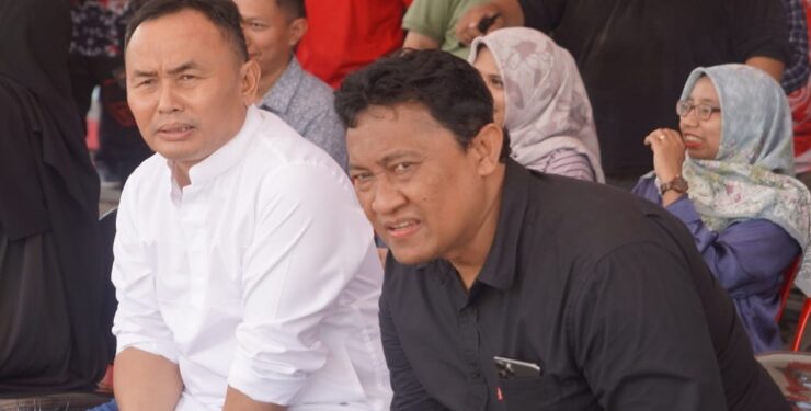 FOTO : IST/MATAKALTENG - Gubernur Kalteng Sugianto Sabran bersama Wagub Edy Pratowo menonton pertandingan sepak bola Porprov Kalteng di Stadion 29 November Sampit.