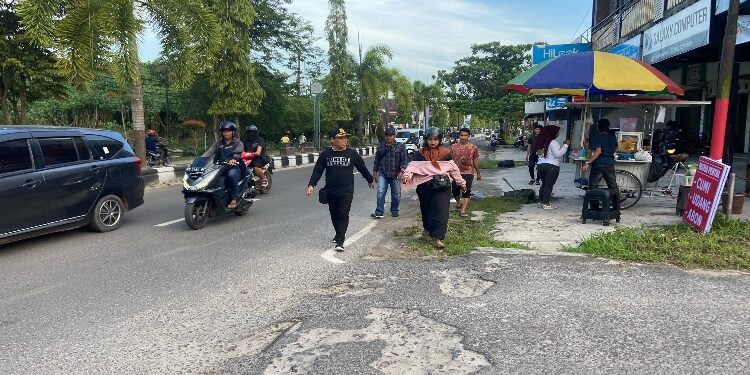 FOTO: DIAN/MATA KALTENG - Pengamanan koordinator pengamen jalanan di Kota Sampit oleh Satpol PP Kotim belum lama ini.