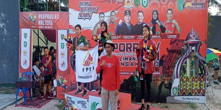 FOTO: IST/MAKA - Atlet panjat tebing Sukamara saat menerima medali kemenangan.