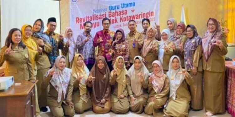 FOTO: IST/MATAKALTENG - Puluhan guru Utama mendapat pelatihan revitalisasi bahasa daerah, kegiatan berlangsung di SMPN 1 Pangkalan Bun.