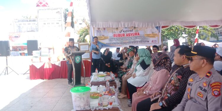 FOTO: IST/MATAKALTENG - Bupati Kotim Halikinnor saat menghadiri Festival Bubur Asyura di Ikon Jelawat, Sabtu 29 Juli 2023.
