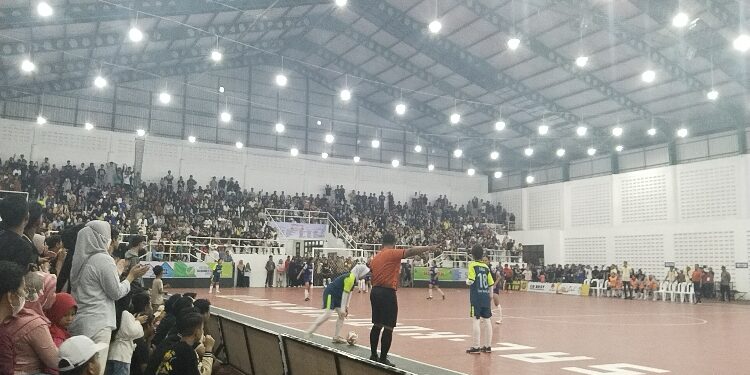 FOTO: AGUS/MATA KALTENG - Nampak suporter membludak pada pertandingan babak penyisihan grup A Cabor Sepakbola Futsal Putri antara Kotim vs Lamandau di GOR indoor Stadion 29 November Kota Sampit, Kotim, Jumat 28 Juli 2023 malam.