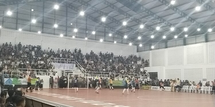 FOTO: AGUS/MATA KALTENG - Pertandingan Tim Futsal Putri Kotim (Hijau putih) vs Lamandau (Ungu putih) di babak lanjutan penyisihan grup A pada Porprov Kalteng ke XII tahun 2023 di GOR Indoor Stadion 29 November Kota Sampit, Kotim, Jumat 28 Juli 2023.