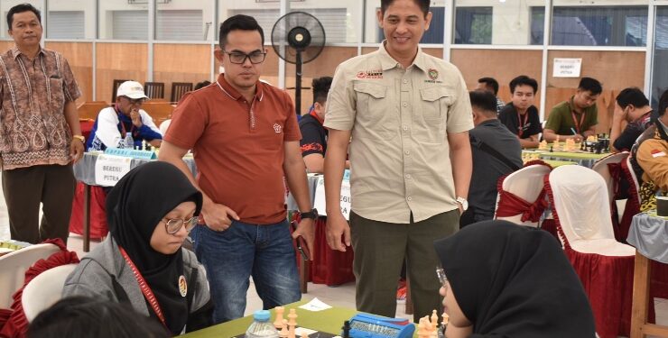 FOTO : IST/MATAKALTENG - Berikan Motivasi bagi Para Atlet, Kepala Biro Adpim Kunjungi Lokasi Penyelenggaraan Cabor Catur Porprov XII Kalteng.