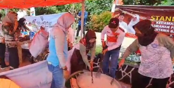 FOTO : IST/MATAKALTENG - Proses pembuatan bubur Asyura di Festival Bubur Asyura di Kota Sampit, Sabtu 29 Juli 2023.
