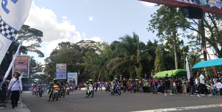 FOTO : AGUS/MATA KALTENG - Antusias masyarakat menyaksikan balap motor pada Porprov Kalteng ke XII tahun 2023, di Sirkuit Taman Kota Sampit, Sabtu 29 Juli 2023.