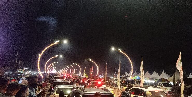 FOTO : FI/MATAKALTENG - Warga memadati area Nur Mentaya Expo, bahkan sepanjang jalan Tjilik Riwut mulai dari Bundaran Polres Kotim hingga Terowongan Nur Mentaya macet total pada Sabtu 29 Juli 2023 (malam Minggu)