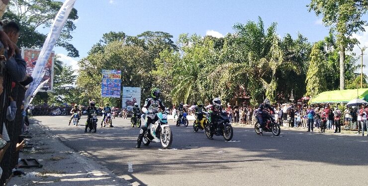 FOTO : AGUS/MATA KALTENG - Pembalap Diki Hemawan (motor hitam), diposisi kedua Dikki Ersa (putih) pada laga Balap motor di ajang Porprov Kalteng ke XII tahun 2023, yang berlangsung di Taman Kota Sampit, Sabtu, 29 Juli 2023.