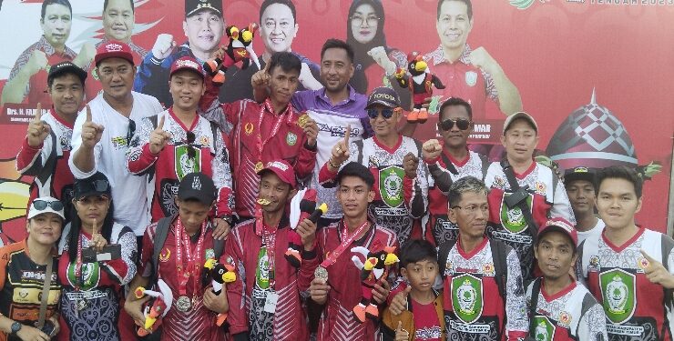 FOTO : AGUS/MATA KALTENG - Ketua IMI Kabupaten Kotim bersama pengurus dan pembalapnya berfoto bersama usai menerim medali di Sirkuit Taman Kota Sampit, Sabtu, 29 Juli 2023.