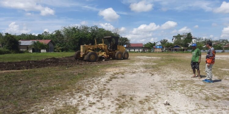 FOTO: KECAMATAN/MATA KALTENG - Pengecekkan lapangan bola paul suling di oleh Camat Kota Besi untuk persiapan perayaan hari kemerdekaan, Sabtu 29 Juli 2023.