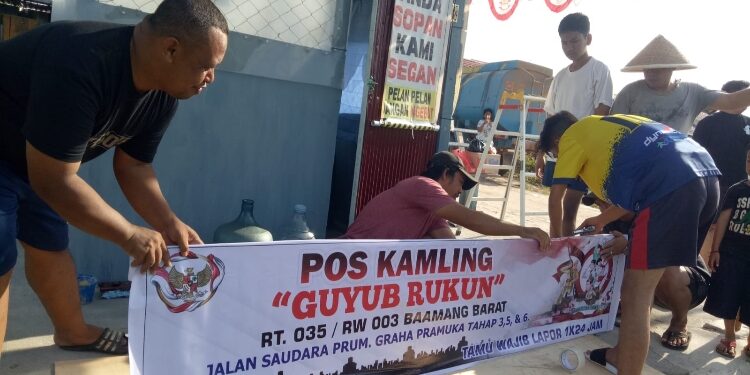 FOTO: DIAN/MATA KALTENG - Gotong royong membersihkan lingkungan dan menghias pos kamling di RT 35, RW 003 Baamang Barat, 30 Juli 2023.