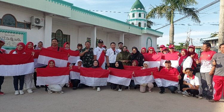 FOTO: DEVIANA/MATAKALTENG - Pejabat Kotim saat foto bersama usai membagikan bendera gratis, Minggu 30 Juli 2023.