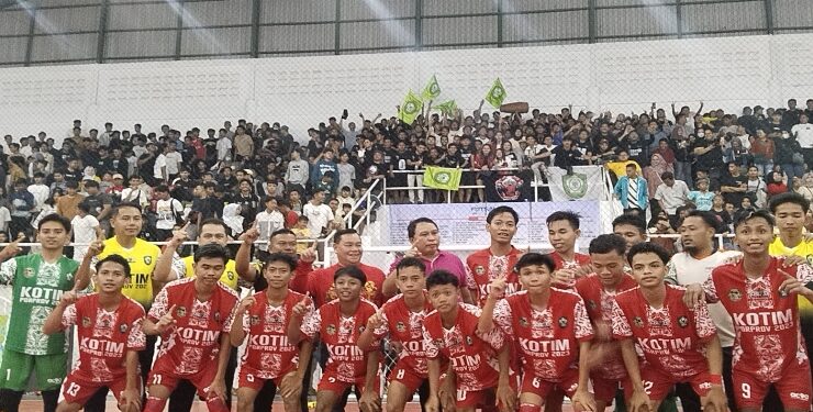 FOTO : AGUS/MATA KALTENG - Bupati Kotim Halikinnor foto bersama dengan Tim Futsal Putra Kabupaten Kotim, Sabtu, 29 Juli 2023 malam.