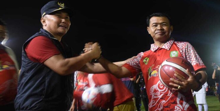 FOTO : IST/MATAKALTENG - Gubernur Kalteng Sugianto Sabran salam komando dengan Camat Baamang Sufiansyah