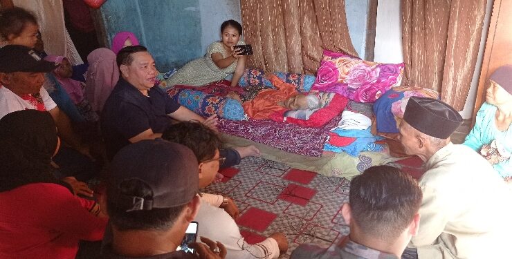 FOTO : DEVIANA/MATAKALTENG - Bupati Kotim Halikinnor saat berkunjung ke kediaman warganya yang sakit, Minggu 30 Juli 2023.