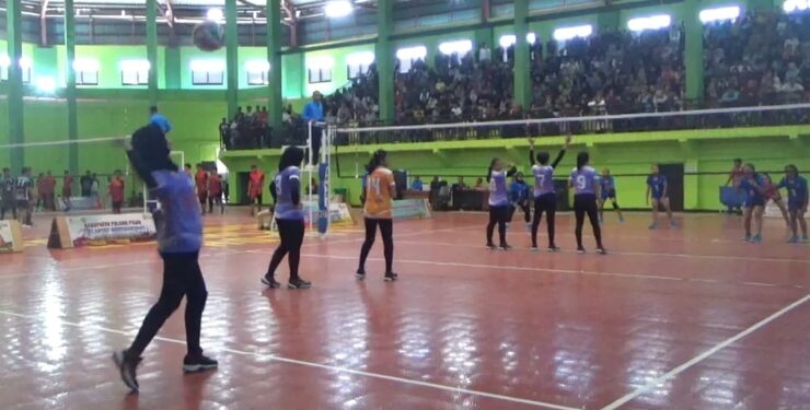 FOTO : IST/MATAKALTENG - Pertandingan Tim Voli Putri pada Porprov Kalteng ke-XII di Sampit, Minggu 30 Juli 2023.