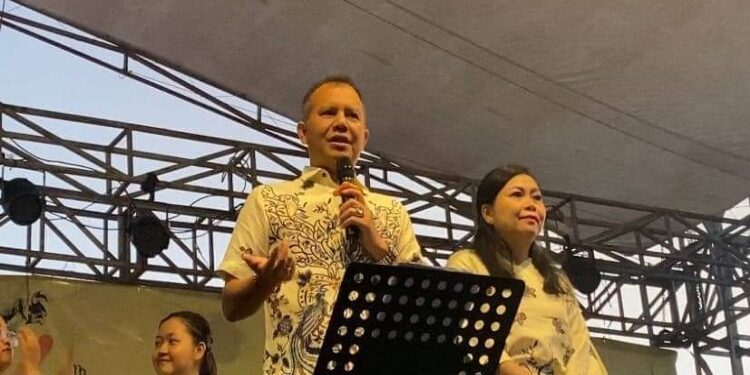 FOTO : DISKOMINFO SANTIK/MATA KALTENG - Bupati Gumas Jaya S Monong bersama Ketua TP-PKK Mimie Mariatie Jaya S Monong, saat menghadiri suatu kegiatan, belum lama ini.
