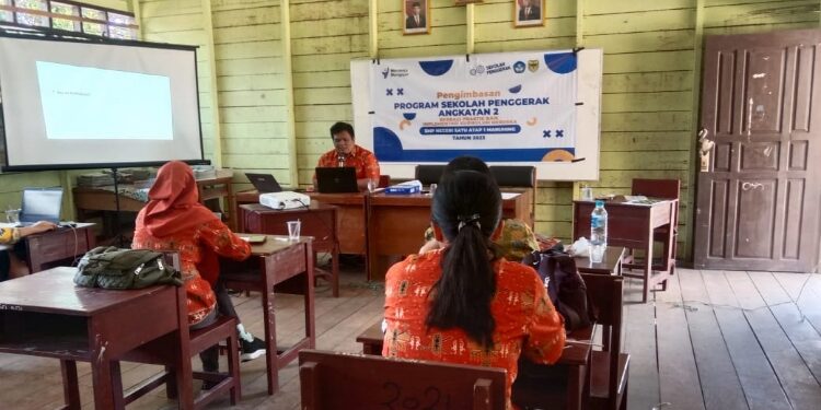 FOTO : TRI BHISMA/MATA KALTENG - Salah satu guru SMPN Satap 1 Manuhing Tri Bhisma menjadi pemateri dalam pelaksanaan pengimbasan implementasi kurikulum merdeka kepada guru di SDN 1 Bereng Jun, Kamis 27 Juli 2023.