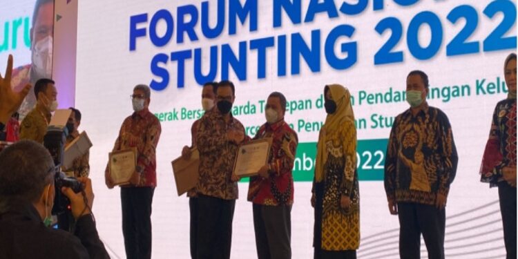 FOTO: IST/MATAKALTENG - Plt Sekda Kobar, Juni Gultom, saat menerima penghargaan dari BKKBN atas upaya percepatan penurunan stunting di daerah beberapa waktu lalu.