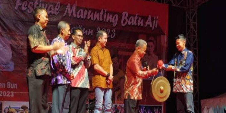 FOTO: IST/MATAKALTENG - Asisten Administrasi Umum, Syahrudin, saat membuka secara resmi Festival Marunting Batu Aji.