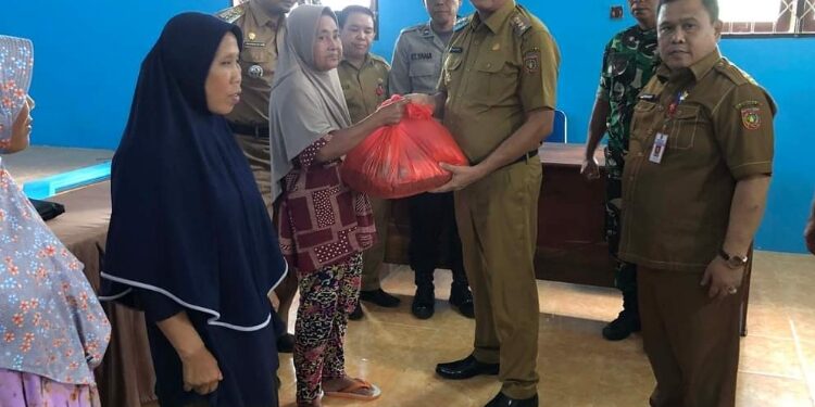 FOTO: IST/MATAKALTENG - Penjabat Bupati Kobar minta perusahaan swasta bantu salurkan Zakat ke warga tidak mampu.