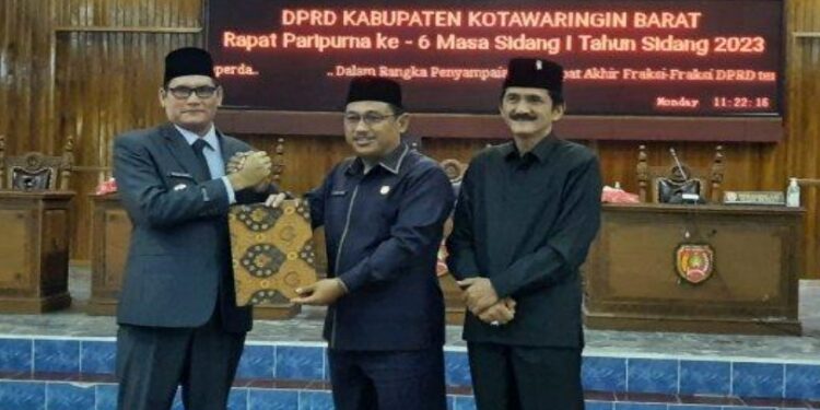 FOTO: IST/MATAKALTENG - Ketua DPRD Rusi Ghozali saat menunjukan 2 ranperda yang ditetapkan menjadi Perda.